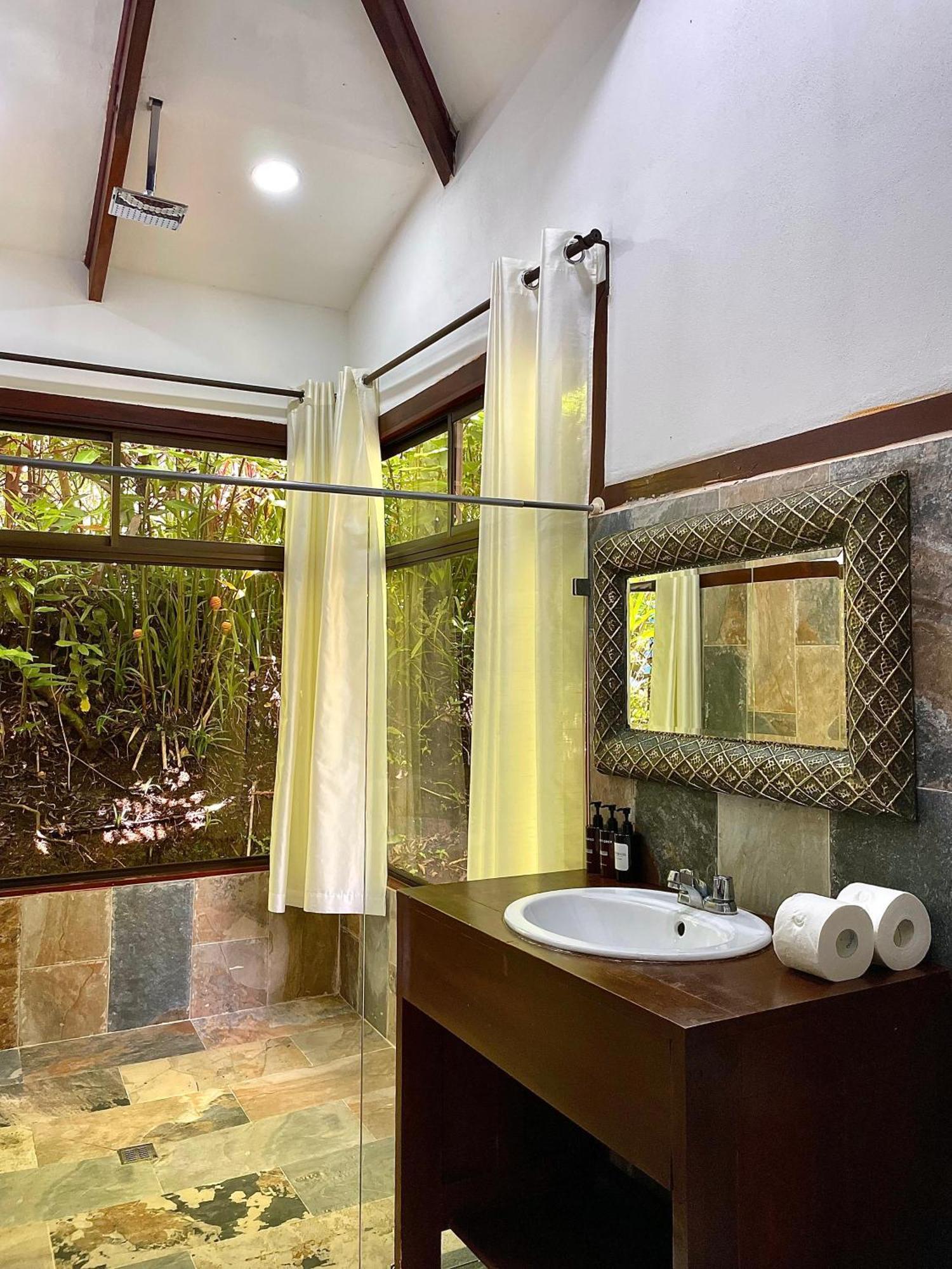 Heliconias Rainforest Lodge Бихагуа Екстериор снимка